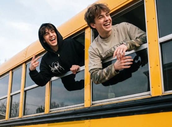 Tínedžeri v oblečení Teenwear v školskom autobuse